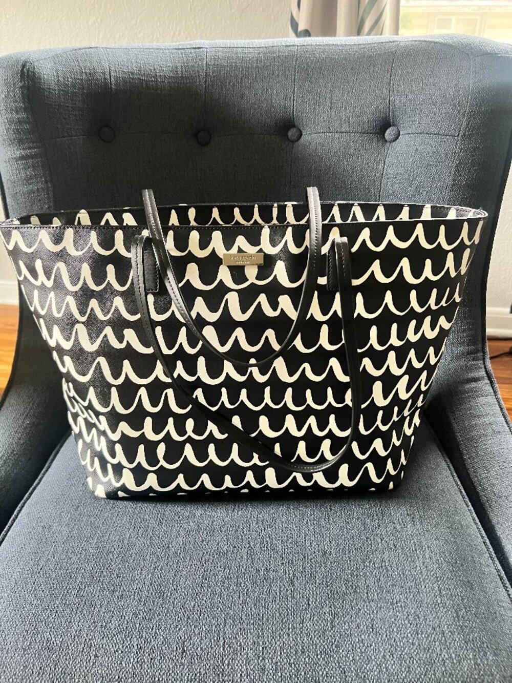 Kate Spade New York Margareta Shore Street Pop Scallop Tote – Black & White